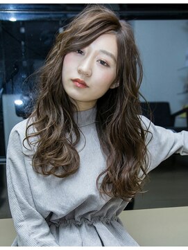アートプラス(ART+) 【ART+】岸本英樹　大人可愛い　立体感で見せる重軽ウェーブ
