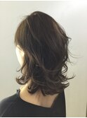 外ハネミディ×ナチュラルな透明感の抜け感レイヤー