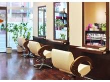 ヘアメイク ユーカラット(hair make u carat)の雰囲気（落ち着いたウッド調の店内にグリーンが飾られた癒しの空間☆）