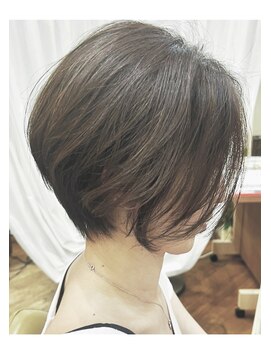 ヘアカフェ コトノハ(hair cafe Kotonoha) 【コトノハ】エアーストレート　耳だしショート前下がりショート