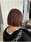 切りっぱなし短めボブとピンクベージュカラー