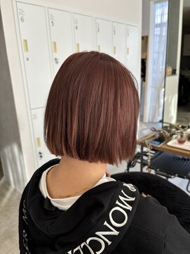 切りっぱなし短めボブとピンクベージュカラー