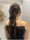 ロングヘアのツイン編み下ろしアレンジ
