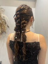 エラ(Ella)&nbsp;ロングヘアのツイン編み下ろしアレンジ