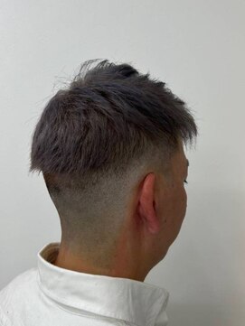 ツーブロック　ショートスタイル シルバーカラー