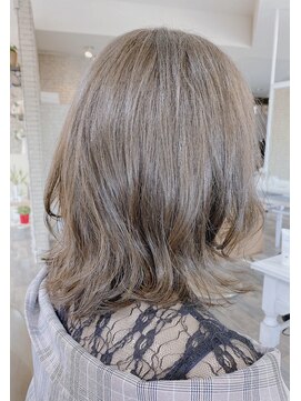 ミコノス(MYKONOS) 小顔外ハネミディアムボブ