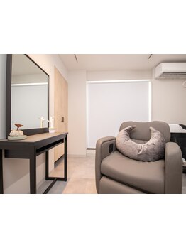 ひと席だけの贅沢空間で、お一人のためだけに施術いたします。周りの視線や声も気になりません。