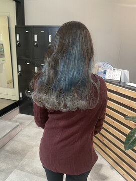 アイリー 名古屋(A/LEE) ロングインナーカラー／ブルーシルバー