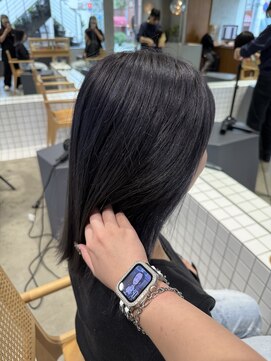 ニーイチイチ(211) ブルーグレージュ/黒髪