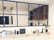 エムフロムソレイユミュー(M from soleil mju)の雰囲気（光が差し込む明るい店内）