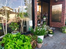 伊藤洋子の店の雰囲気（入り口もお花がお出迎え♪季節のうつろいを感じて下さい。 ）