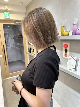 ヨーク(YOKE) YOKE 切りっぱなしボブ外ハネ顔まわりレイヤーホワイトベージュ