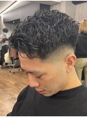 スパイラルパーマのスキンフェードかきあげショート◎