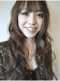 束感のある、大きめカールのフェミニンロング