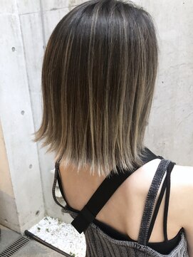 メリー(merry craftsman's factory) バレイヤージュハイライトカラーくびれセミディーエッジショート