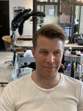 リバレッジ 広尾(Leverage) 海外メンズ七三分けアップバングフェードスタイル