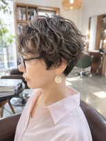 ビハインドザカーテン(BEHIND THE CURTAIN) くせ毛風パーマ×白髪ぼかしショート