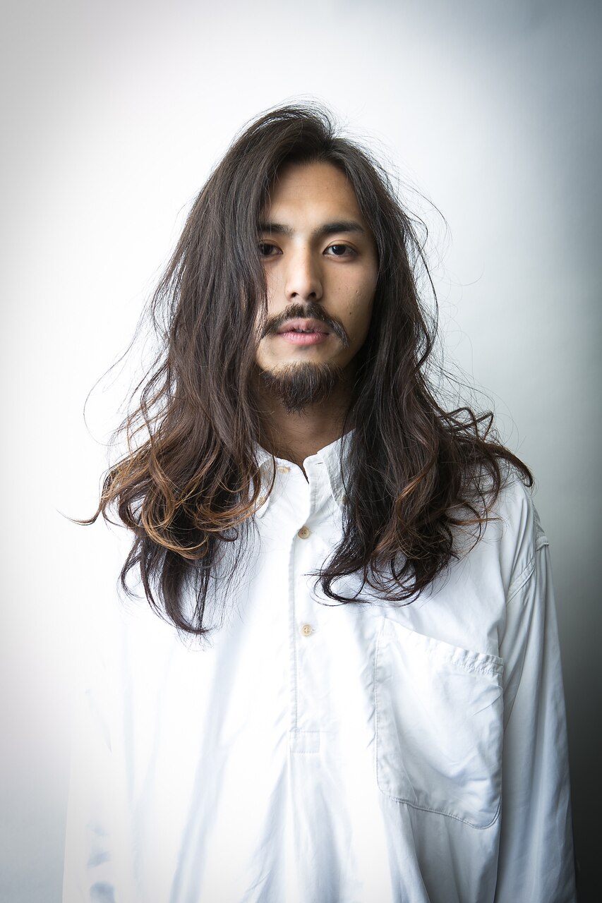 ロングヘアーの男