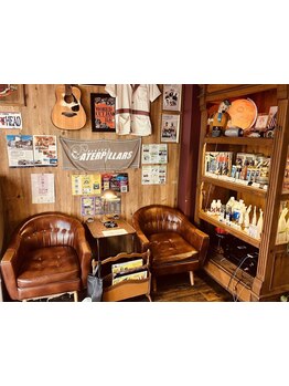 【おしゃれな家具に囲まれた非日常空間】大人男性が落ち着けるオシャレなメンズサロン