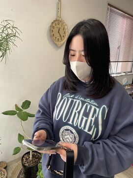 シー 岡崎(,SHE) 暗髪でも軽やか☆毛先のワンカールで魅せる韓国風スタイル