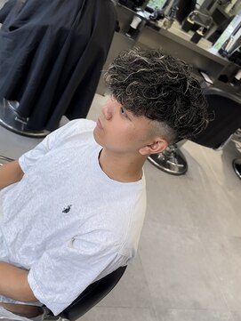 グルーマーズトウキョウ(GROOMER/S TOKYO) 【GROOMERS 稲田】 スペインカール フェード スタイル