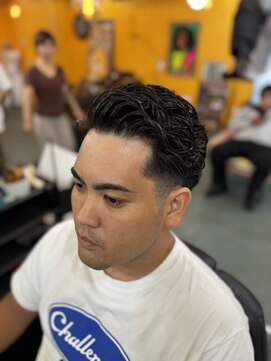 パーラーフリークス(PARLOR FREAKS) サイドパート・パーマ