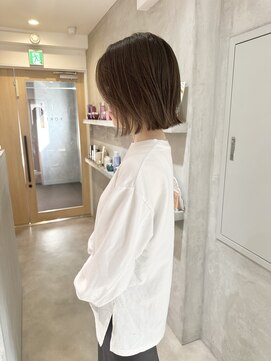 ヨーク(YOKE) YOKE レイヤーボブ切りっぱなしボブ外ハネボブグレーベージュ