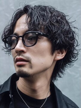 大人の波巻きスパイラルパーマミディアムロングメンズカットヘア
