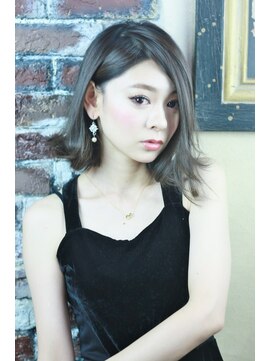 パレード(Parade) 3Dグレージュカラーでお洒落耳かけボブ