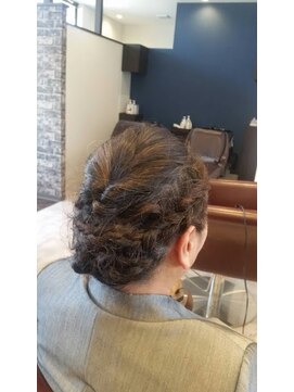 スリービープラス(3beplus) 編み込み&三つ編みでしっかりまとめ髪♪