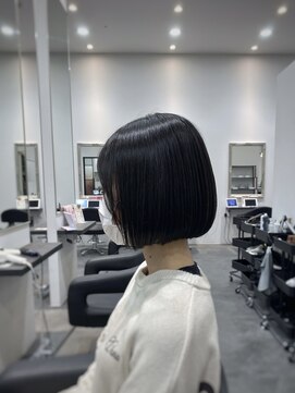 ヘアメイク コモレビ(hairmake komorebi) 【山本智文】黒髪ミニマムボブ
