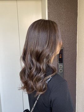 ロエ(loe) 秋香るマロミベージュ。ハイライトで美しい大人の艶ロングへ。