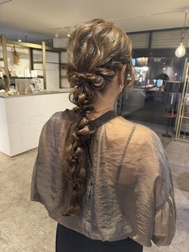 フルアヘッド(FULL A HEAD) 編み下ろしヘアアレンジ