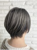 ホワイトグレージュ×ショートボブ