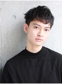 逆三角形シルエットの短髪パーマ無造作スタイル