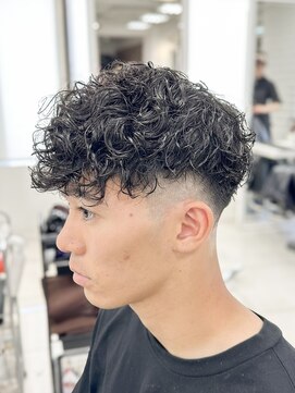 短めスペインカールハイフェードスパイラルパーマツーブロック