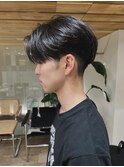 前下がりセンターパートマッシュ
