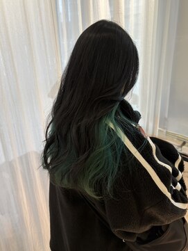 ガリカ 博多(Gallica) <ゲスト>ロングレイヤーにインナーカラー、黒髪 x グリーン