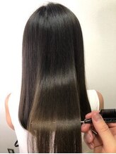 クセを伸ばしてノーストレスの美髪へ【prier×kew hair】の縮毛矯正とは？