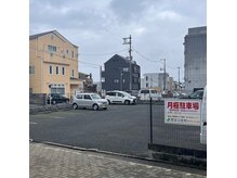 駐車場6台完備。駅前花吉さん（お花屋さん）の向かいです！