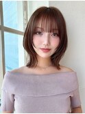 ひし形シルエットの顔まわりレイヤーとテラコッタカラーが人気