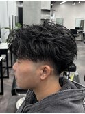 メンズセンターパートフェザーパーマ黒髪スキンフェード