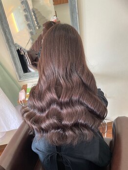 ツヤ感のある美しい髪で毎日がより楽しく♪髪のダメージを最小限に抑えるカラーで透明感のあるスタイルへ。