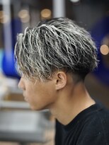 ボブ 金沢(BOB)&nbsp;10代20代メンズホワイトメッシュツイストパーマ七三フェード