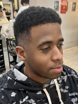 フランクスバーバーリザーブ 人形町店(FRANK’S BARBER RESERVE) スキンフェードサイドグラデーションサイドパートバーバー y