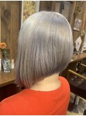 シルバーカラー×前下がりボブ
