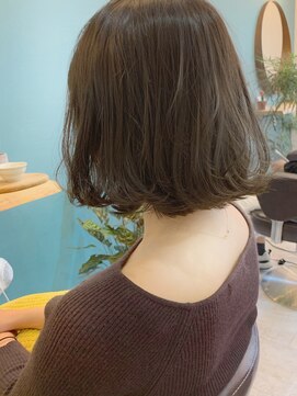 ベラ(Bella) 耳掛けシースルーのタイトボブ