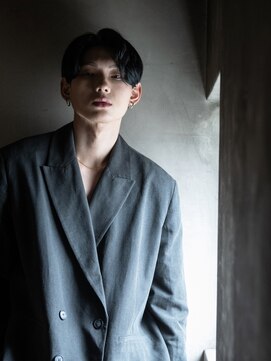 ララルーモ(LaＬaｒＯomo) 黒髪で遊ぶ見下しセンターパート×カルマパーマ