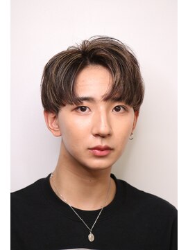 オーシャントーキョー 大阪(OCEAN TOKYO) ハイライトミルクティーベージュツーブロックメンズマッシュ