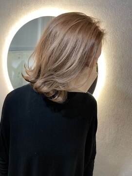 クヴェルアンドコー(Kvell&Co.) 大人可愛いレイヤーボブ×ミルクティーベージュ  心斎橋wカラー